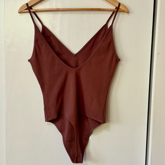 Wilfred| Aritzia| Rich Brown V-Neck Thong Bodysuit Sz M - Picture 3 of 5